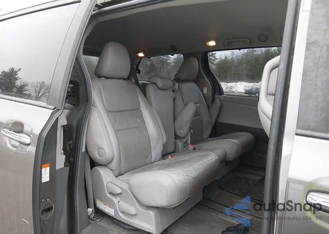 2016 Toyota Sienna Xle 8 Passenger z USA, uszkodzony, nr VIN 5TDYK3DC0GS765316